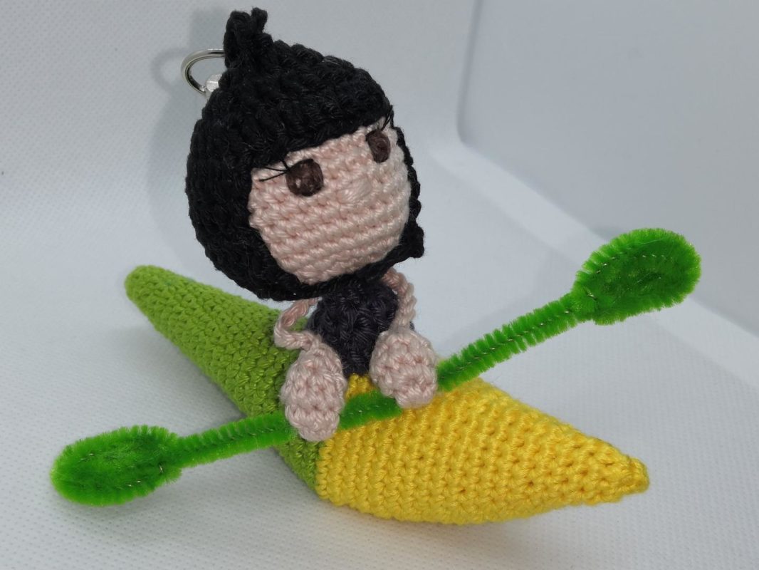 Figurine avec canoë vert/jaune