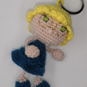 Poupée blonde robe bleue